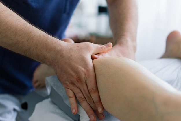 Massagem anti-celulite aos pés para uma mulher gorda. Conceito de cuidados pessoais, perda de peso, dieta. Fechar-se.