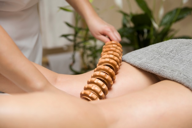 Massagem anti-celulite maderoterapia com massageador de madeira