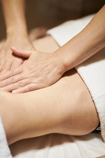 massagem anticelulite em um salão de beleza Massagem anticelulite nos pés linda foto