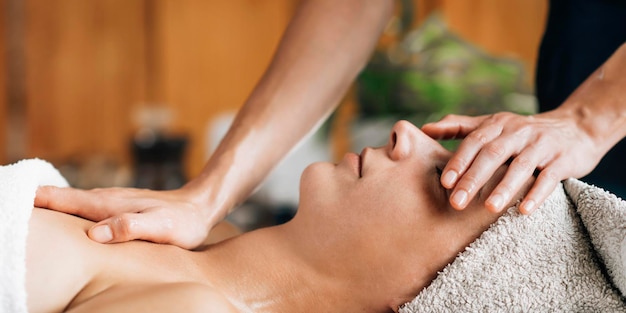 Massagem Ayurvédica Relaxante Profunda no Rosto e no Peito