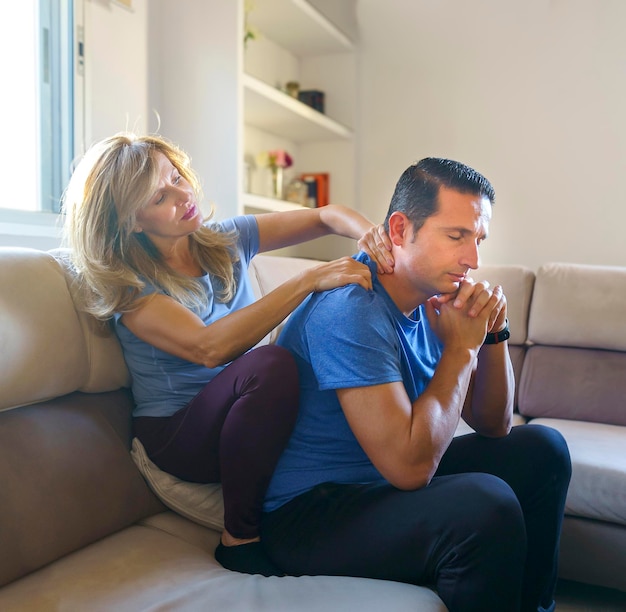 Massagem Calmante aos ombros em casa