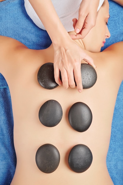 Massagem com pedras aquecidas