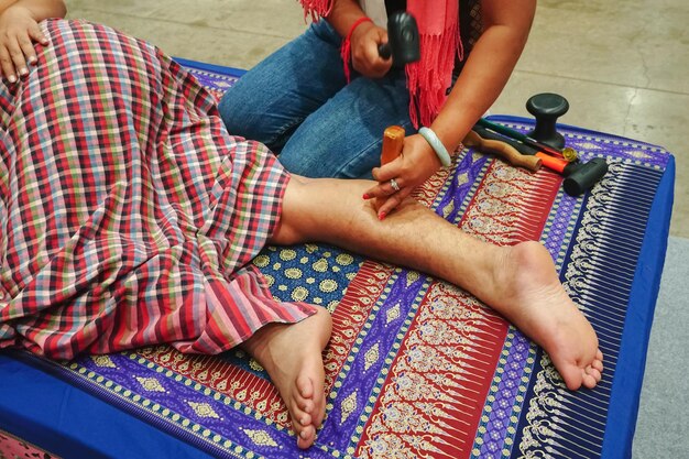 Massagem com sabedoria tailandesa A terapia Tok Sen é uma das muitas terapias tailandesas do norte de Thailan