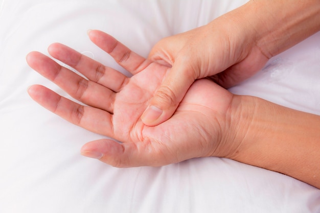 massagem de mão no salão de beleza em um fundo branco closeup