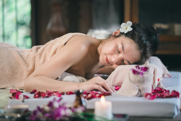 Massagem e spa tratamento relaxante da síndrome do escritório estilo tradicional de massagem tailandesa Asain massagista feminina fazendo massagem trata dor nas costas dor no braço e estresse para mulher de escritório cansada do trabalho