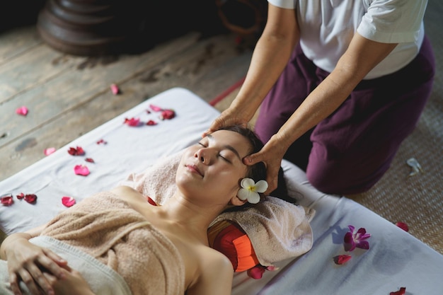 Massagem e spa tratamento relaxante da síndrome do escritório estilo tradicional de massagem tailandesa asain massagista feminina fazendo massagem trata dor nas costas dor no braço e estresse para mulher de escritório cansada do trabalho