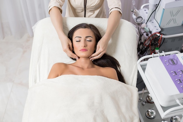 Massagem facial Conceito de beleza e saúde do spa resort Linda mulher recebendo tratamento de rosto profissional espaço de cópia de vista superior