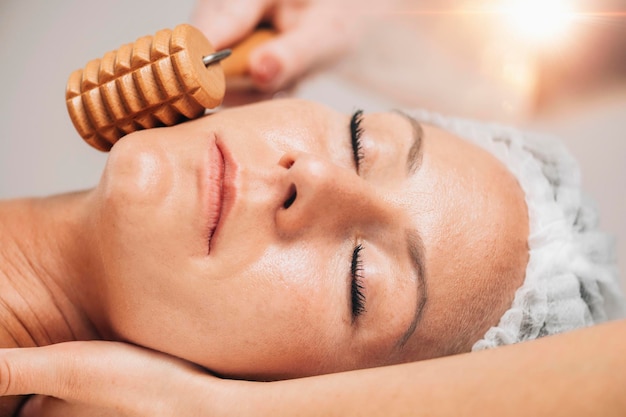 Massagem Facial Maderotherapy com rolo de madeira para reduzir rugas e bochechas flácidas