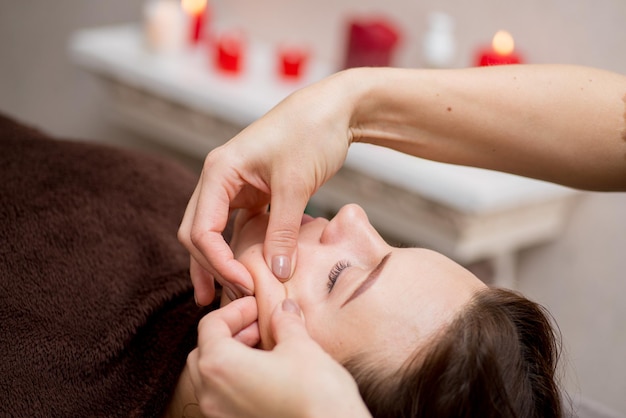 Massagem facial no spa Esteticista faz massagem facial