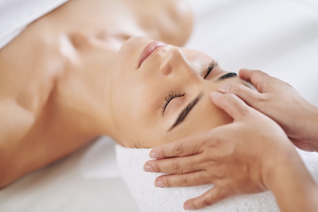 Massagem facial rejuvenescedora