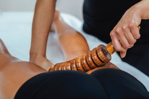 Massagem Madero Therapy com rolo de massa de madeira