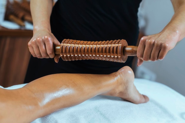 Massagem Madero Therapy com rolo de massa de madeira