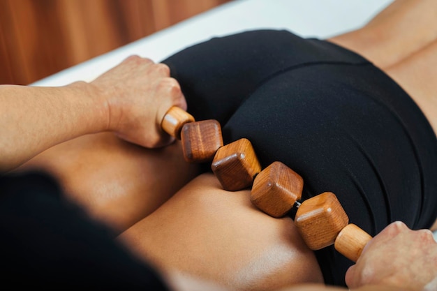 Massagem Madero Therapy com rolo de massa de madeira