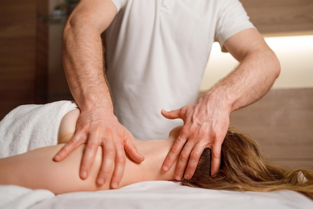 Massagem no pescoço em uma clínica de massagem