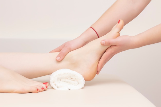 Massagem nos pés no salão spa, closeup. massagem nos pés relaxar cuidados com a pele. pedicure terapêutico.
