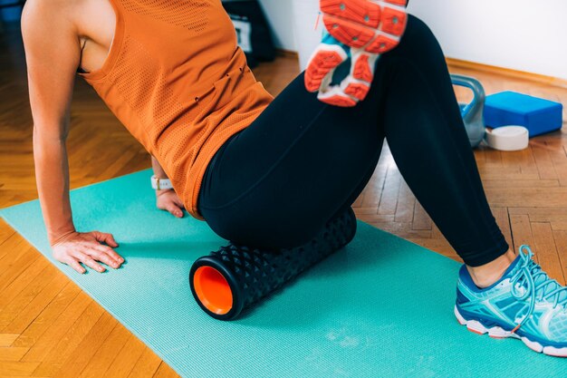 Massagem para glúteos com rolo de espuma