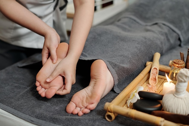 Massagem profunda nos pés