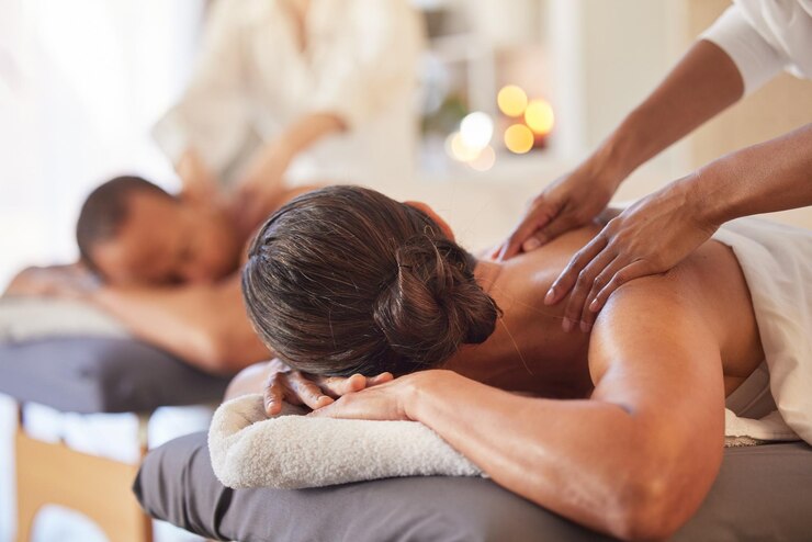 Foto massagem relaxa e paz com casal no spa para curar a saúde e tratamento zen detox cuidados com a pele e beleza com mãos de massoterapeuta em homem e mulher para fisioterapia calma e luxo