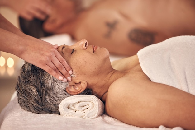 Massagem relaxante e cabeça de mulher idosa em spa para férias, luxo e salão de beleza Paz, bem-estar e férias com cliente sênior e mãos no hotel villa para tratamento de óleo de aposentadoria e zen