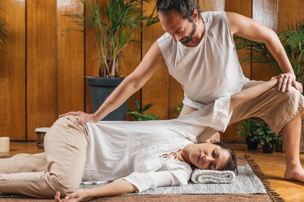 Foto massagem tailandesa - alongamento do ombro e do braço