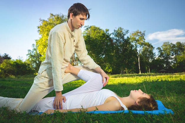 Massagem tailandesa com exercícios de ioga