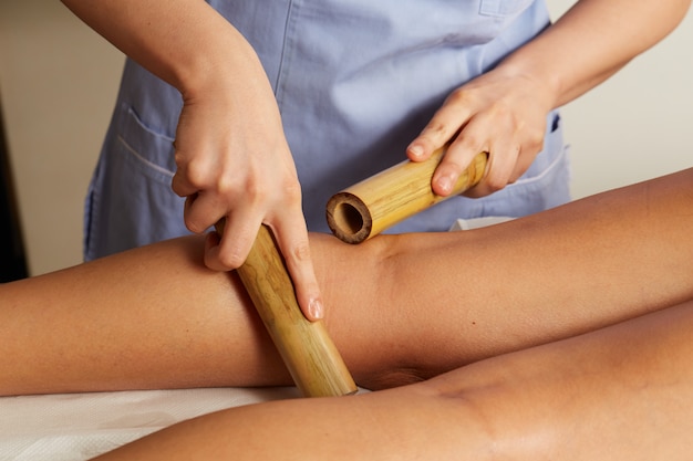 Massagem tailandesa com vara de bambu