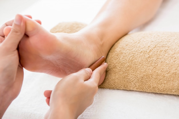 Massagem tailandesa nos pés com aromaterapia e reflexologia