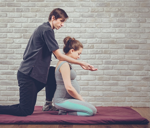 Massagem tailandesa tradicional de uma mulher grávida