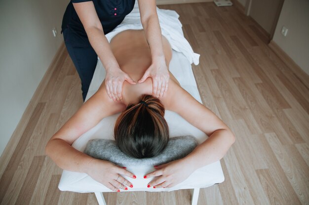 Massagetherapeut macht Massagehände und massiert ein Spa-Konzept des Rückens