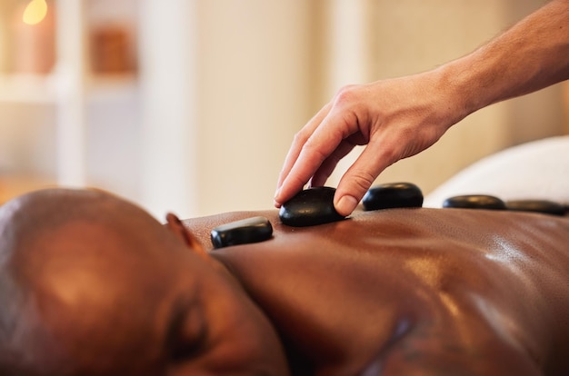 Massagetherapie und Hot Stone für Wellness- und Schwarzmann-Massagetherapeuten Hand- und Wellness-Spa-Nahaufnahme Hautpflege und ganzheitliche Gesundheit zum Stressabbau und zur Entspannung, Selbstpflege und Körperpflege