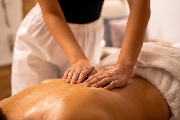 Massagetherapie zur Entspannung mit Öl