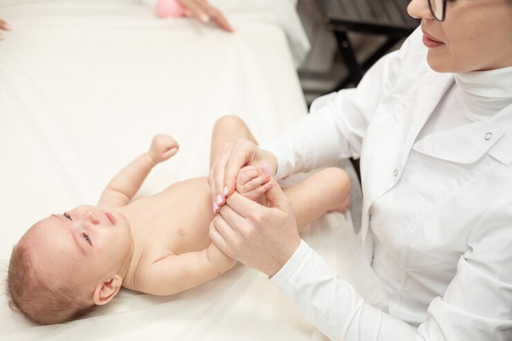 Massagista feminina fazendo massagem de bebê para bebê infantil