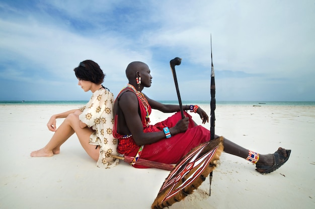 Massai e mulher branca na praia