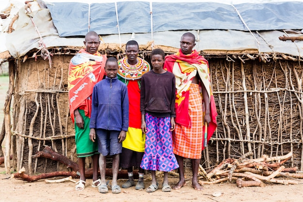 Massai-Familie, die in camera schaut