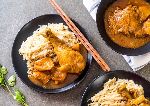 Massaman de frango Curry colar com macarrão