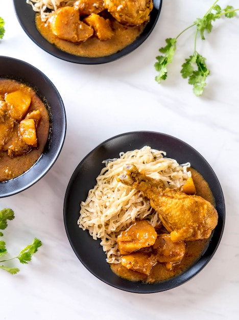 Massaman de frango Curry colar com macarrão