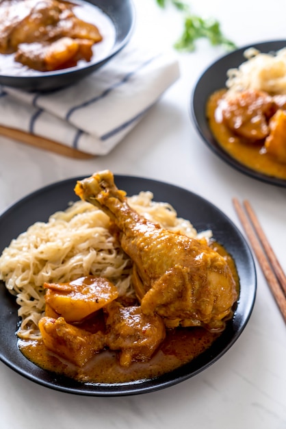 Massaman de frango Curry colar com macarrão