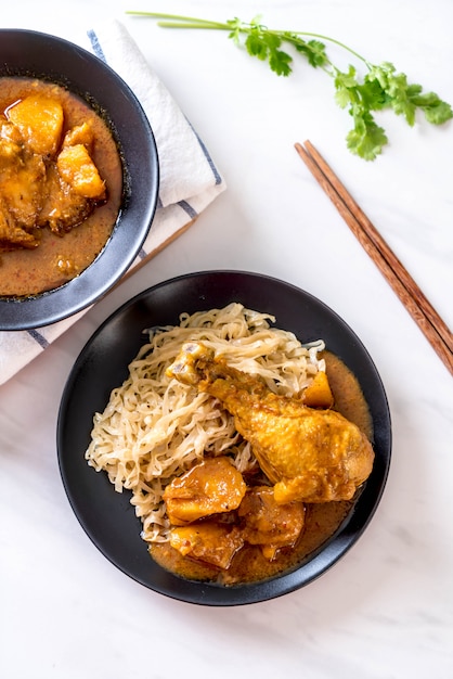 Massaman de frango curry colar com macarrão