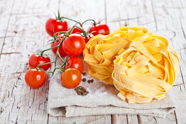 Massas alimentícias não cozidas e tomates frescos