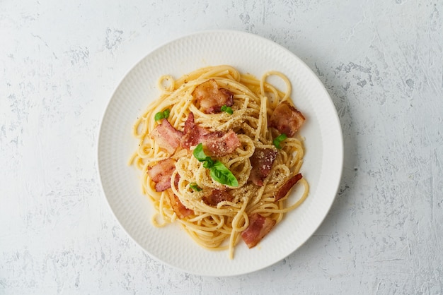 Massas Carbonara. Espaguete com pancetta, ovo, queijo parmesão e molho de natas