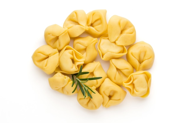 Massas caseiras, tortellini cru com ervas.