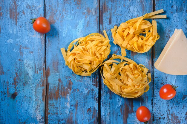 Massas italianas, tomate e queijo
