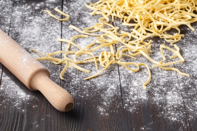 Massas tagliatelle caseiros e tábua close-up