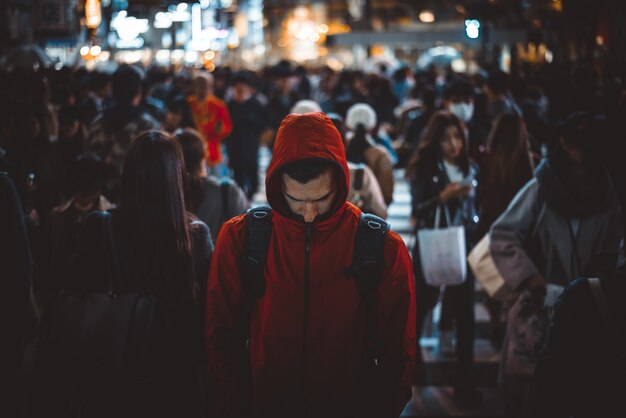 Masse von Menschen, die die Straße in Tokio überqueren