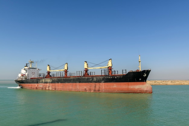 Massengutfrachter. Ansicht von der Seite. Bulker. Trockenfrachtschiff.