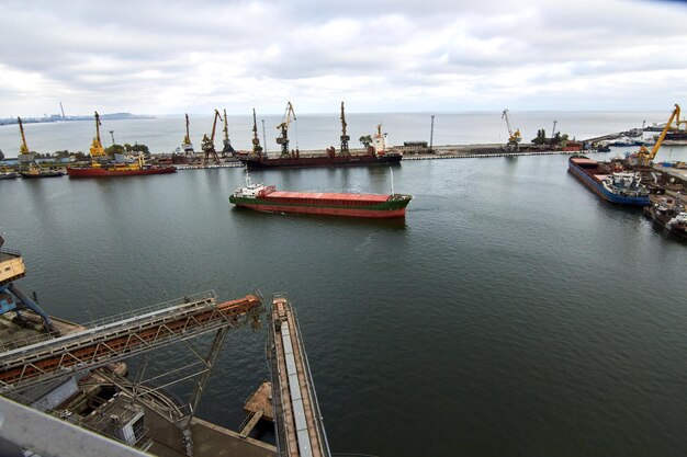 Massengutschiff betritt den Hafen des Handelsdocks im Seehafen, um Weizenaufzüge am Getreideterminal zu laden