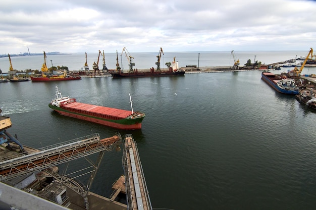 Massengutschiff betritt den Hafen des Handelsdocks im Seehafen, um Weizenaufzüge am Getreideterminal zu laden