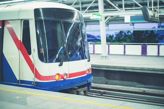 Massenverkehrszug wartet auf Passagiere.