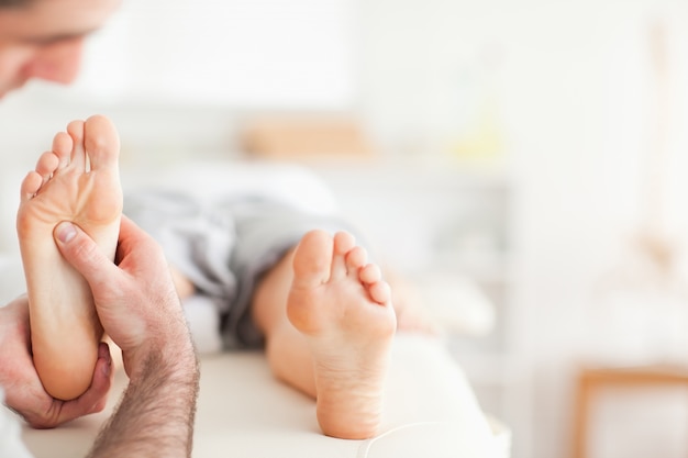 Masseur fazendo uma massagem de reflexologia