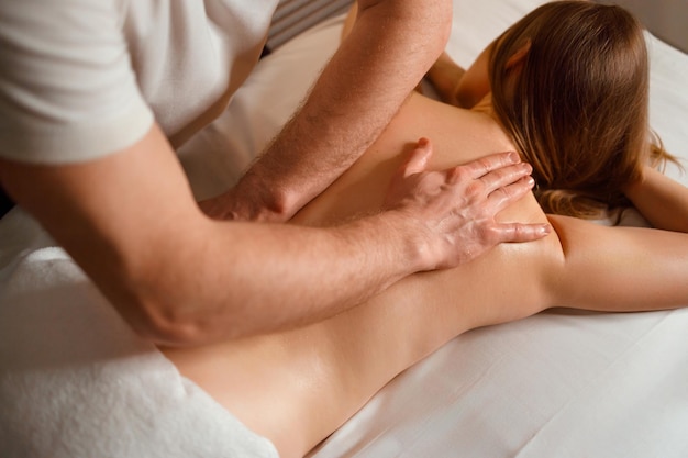 Masseur gibt eine therapeutische Rückenmassage